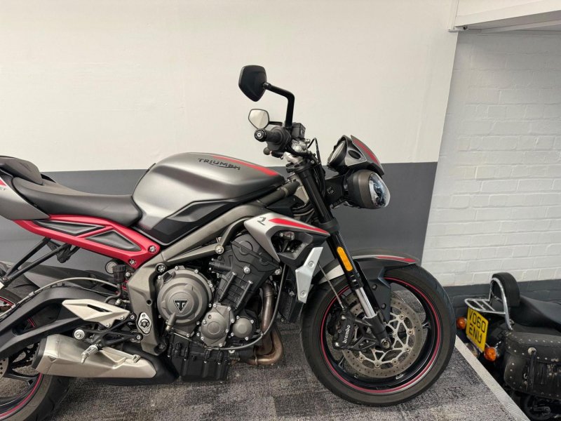 TRIUMPH STREET TRIPLE 765