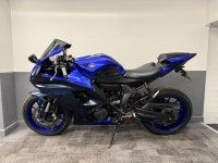 YAMAHA R7