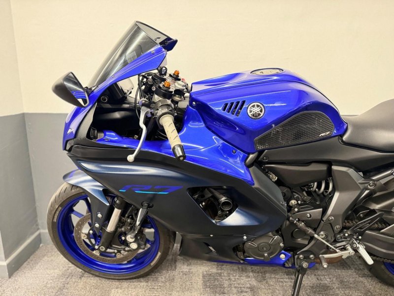 YAMAHA R7