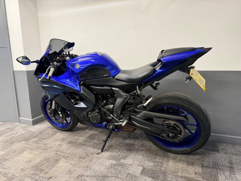 YAMAHA R7