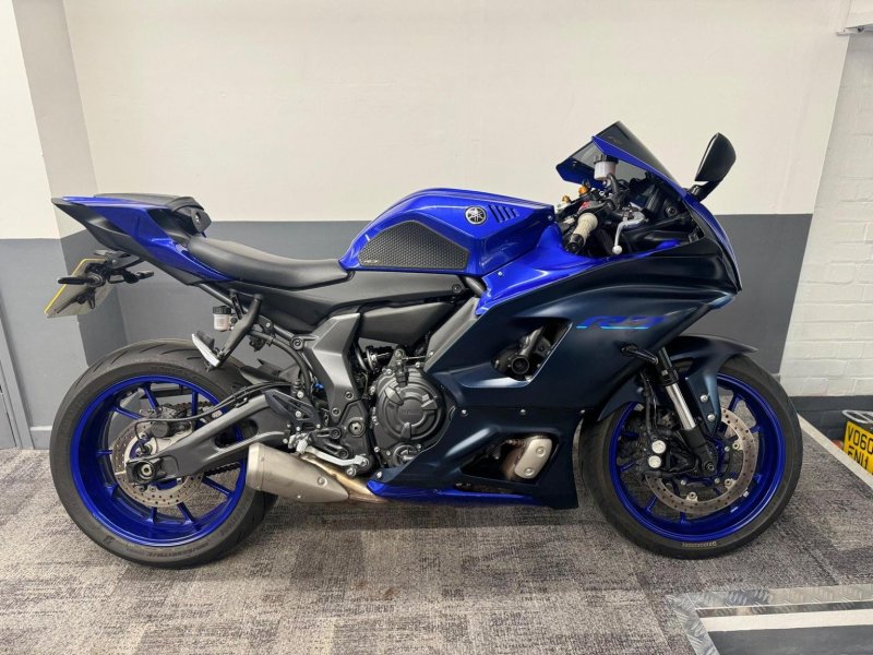 YAMAHA R7