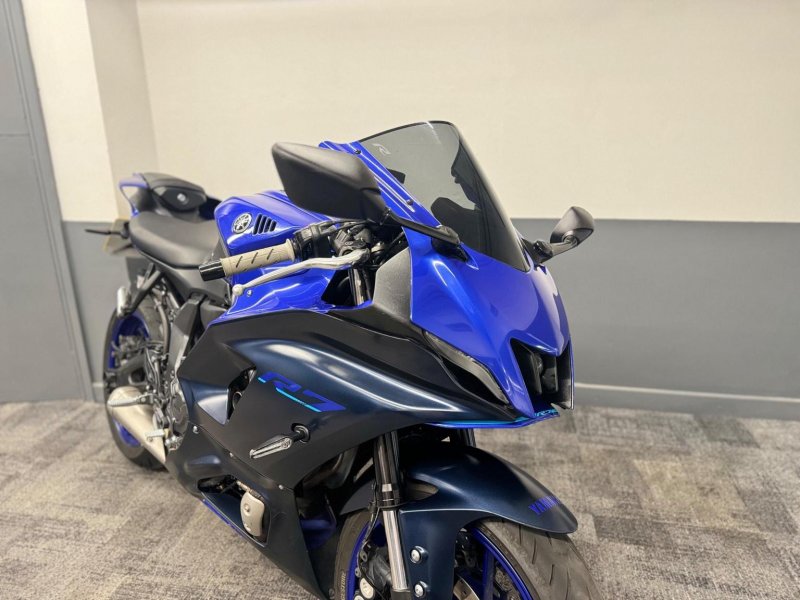 YAMAHA R7