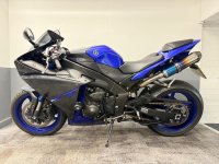 YAMAHA R1