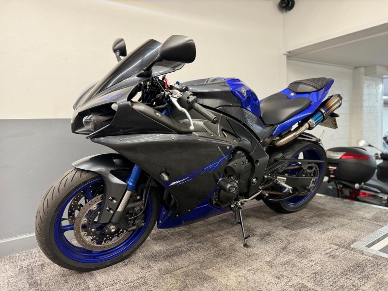YAMAHA R1