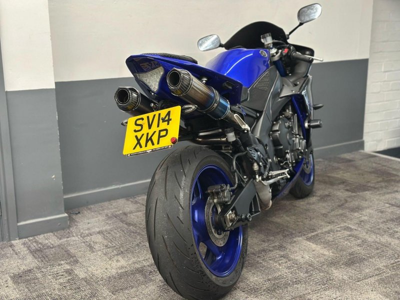 YAMAHA R1