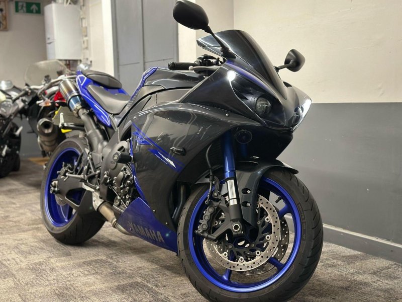 YAMAHA R1