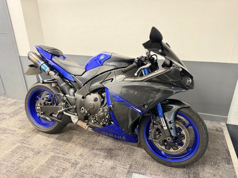YAMAHA R1