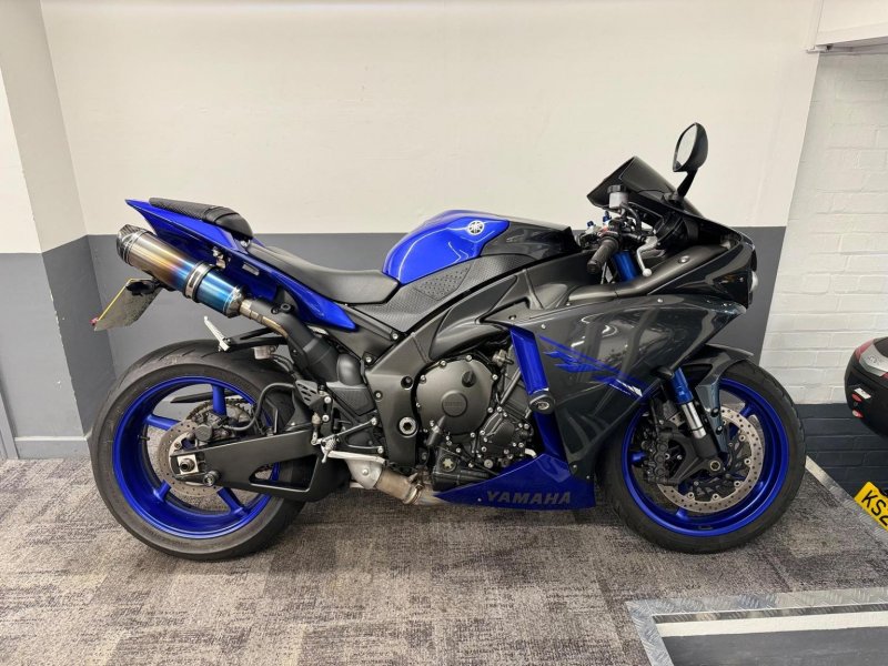 YAMAHA R1