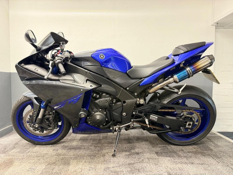 YAMAHA R1