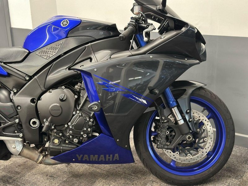YAMAHA R1