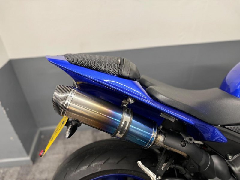 YAMAHA R1