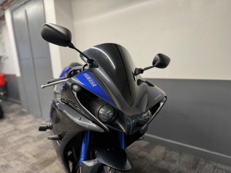 YAMAHA R1