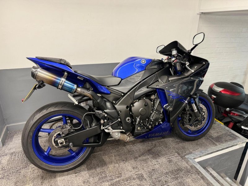 YAMAHA R1