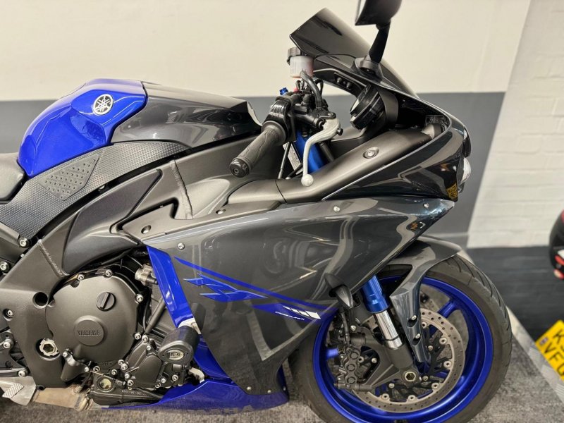 YAMAHA R1