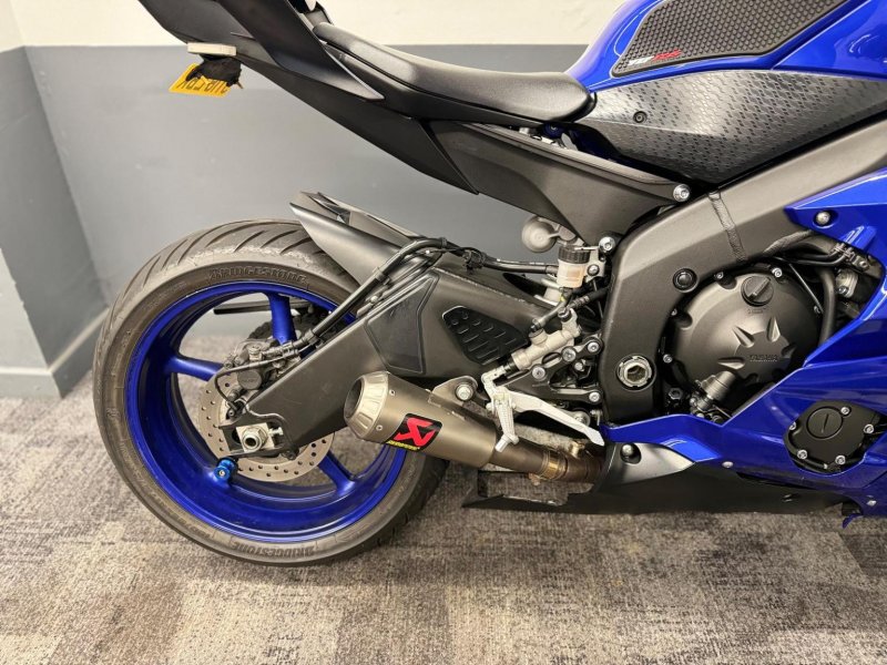 YAMAHA R6