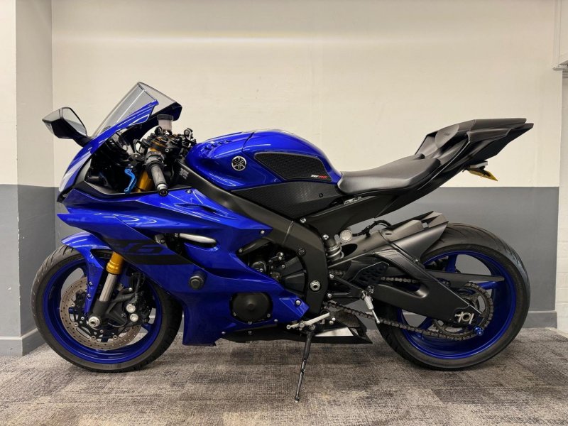 YAMAHA R6