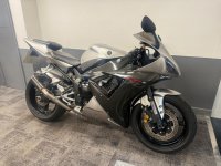 YAMAHA R1