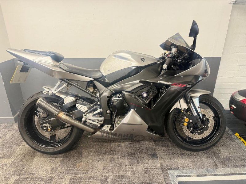 YAMAHA R1