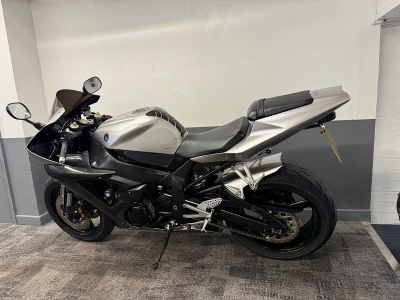 YAMAHA R1