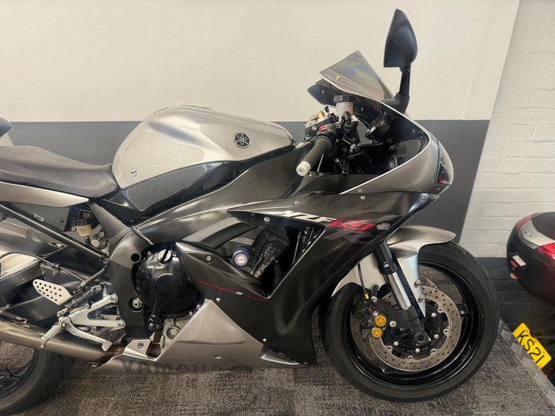 YAMAHA R1