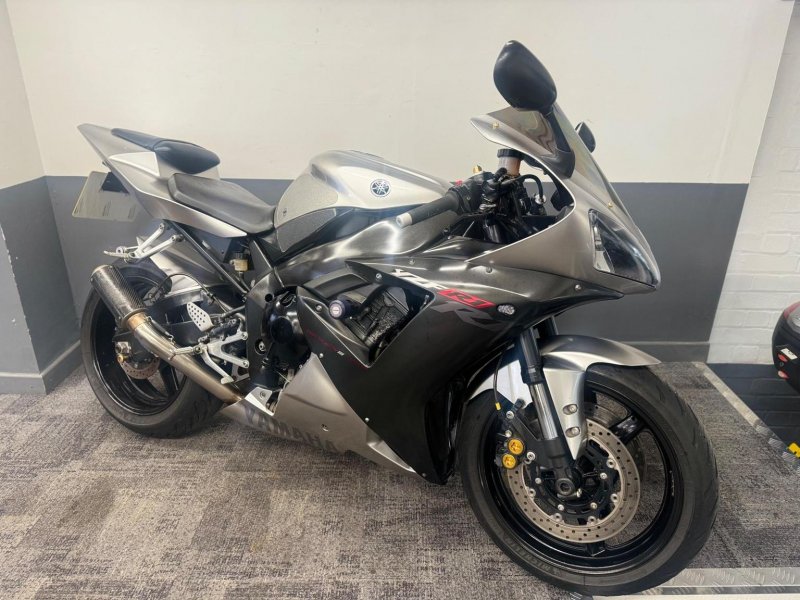 YAMAHA R1