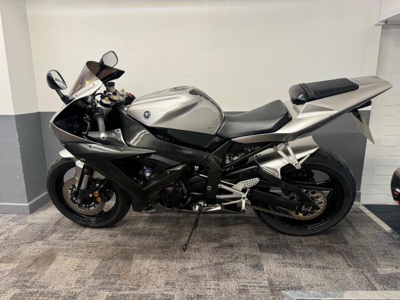 YAMAHA R1
