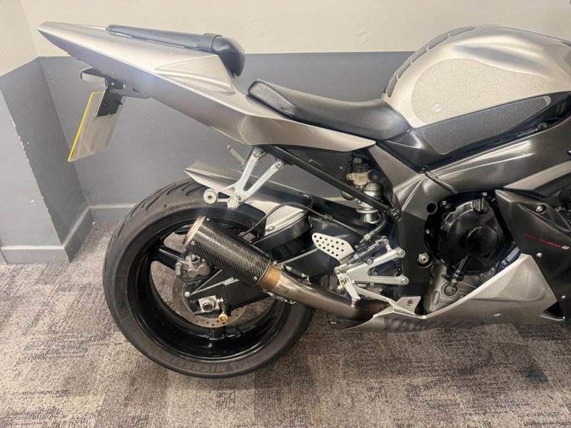 YAMAHA R1