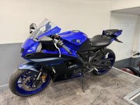 YAMAHA R7