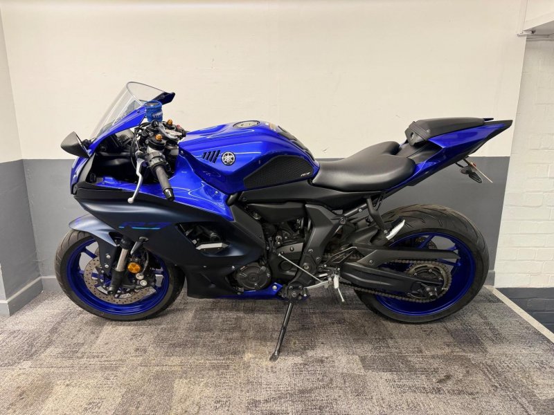 YAMAHA R7