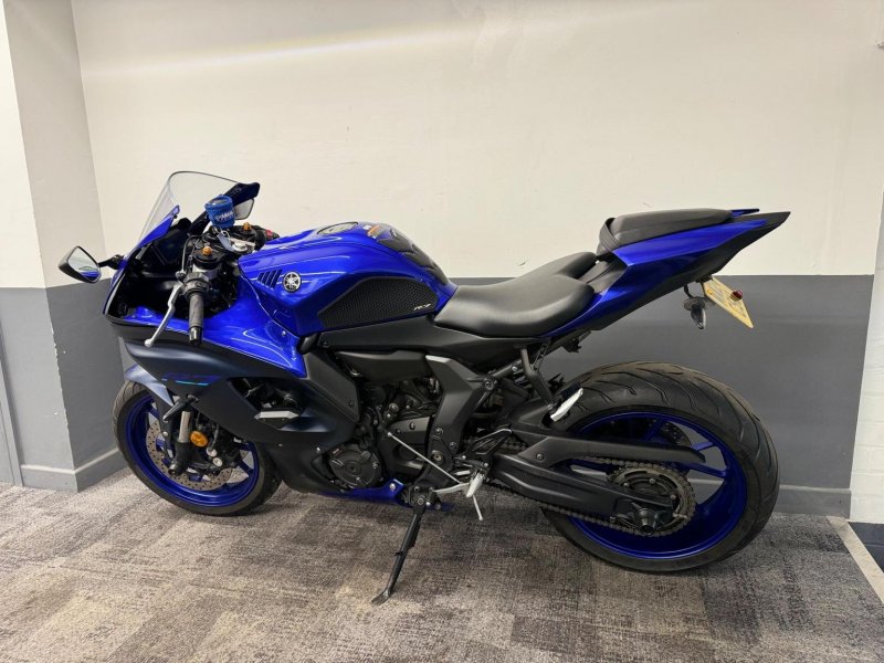 YAMAHA R7