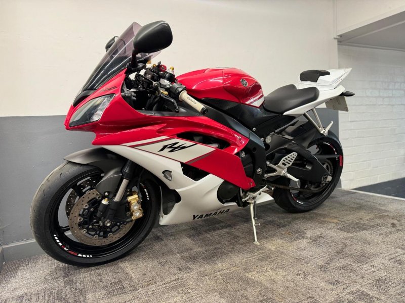YAMAHA R6