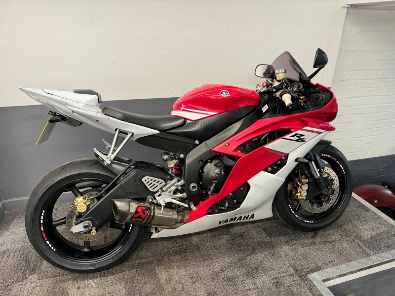YAMAHA R6