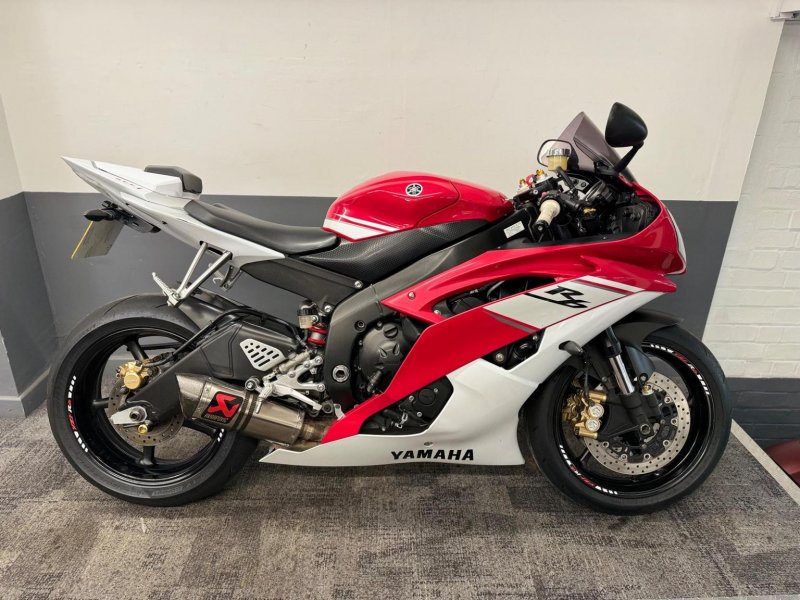 YAMAHA R6