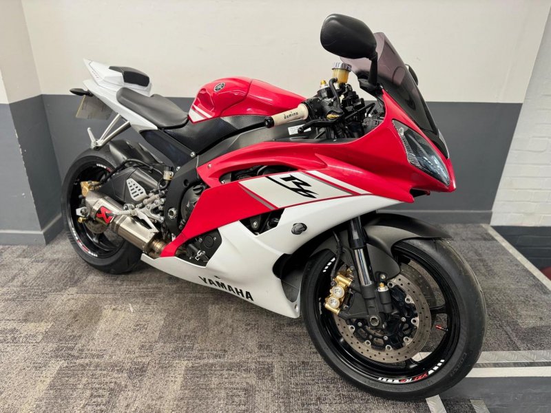 YAMAHA R6