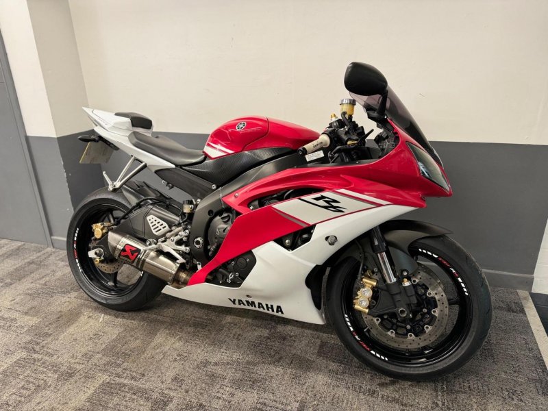 YAMAHA R6
