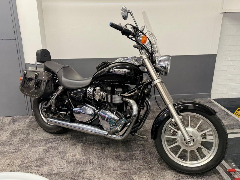 TRIUMPH Bonneville