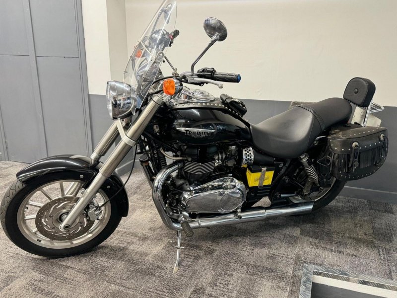 TRIUMPH Bonneville