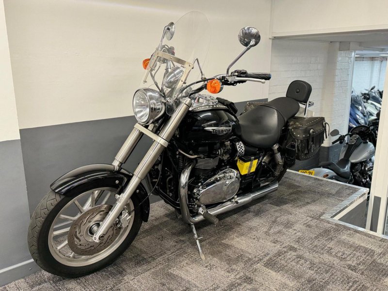 TRIUMPH Bonneville