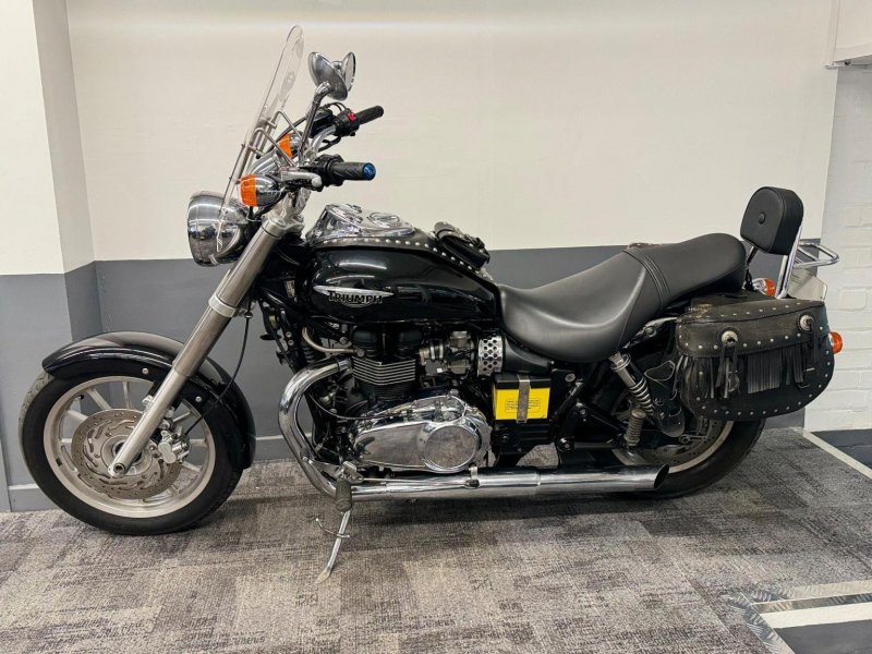 TRIUMPH Bonneville