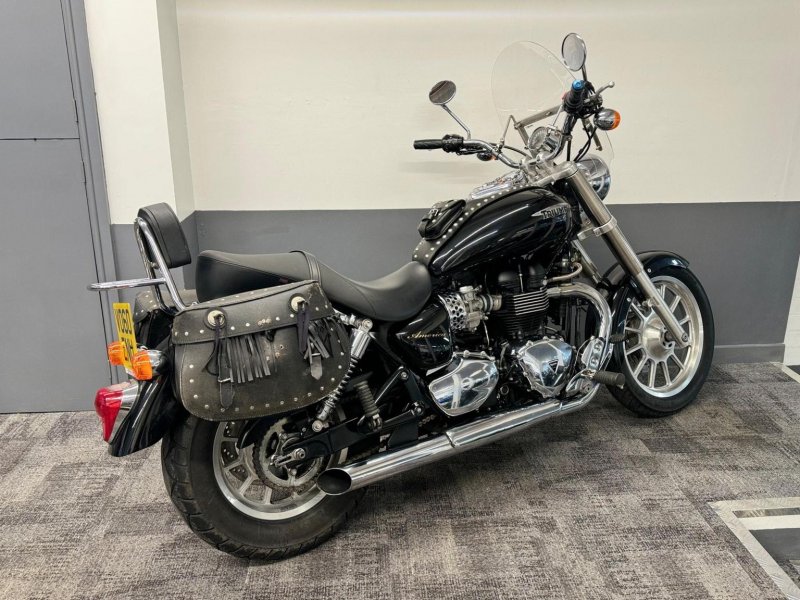 TRIUMPH Bonneville