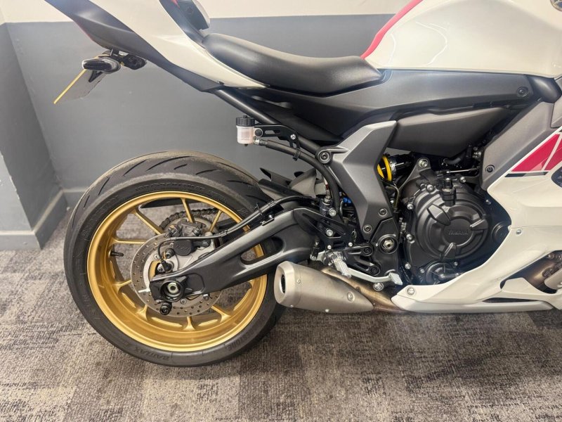 YAMAHA R7
